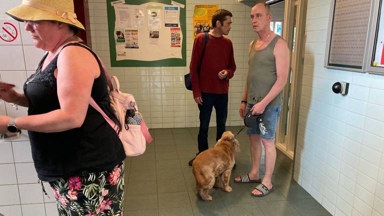 Bewoners wachten voor de liften, die het zondag opnieuw niet deden.