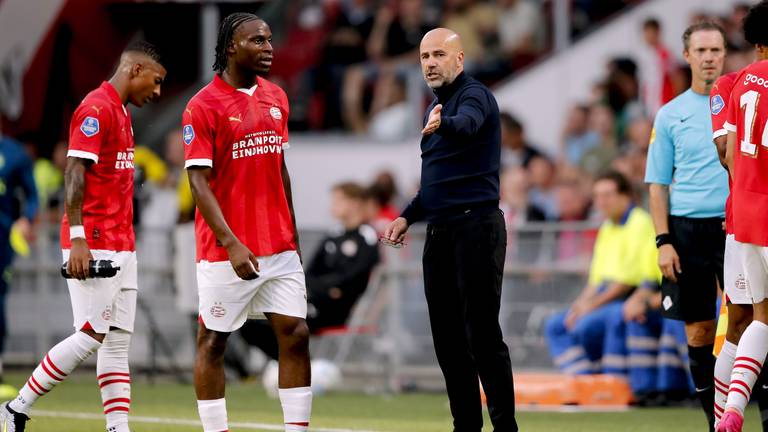 Peter Bosz met instructies (Foto: ANP)