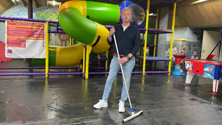 Manager Orban Reith veegt het water weg