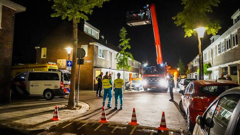 De vrouw werd door hulpdiensten van het dak gehaald (foto: Sem van Rijssel/SQ Vision).