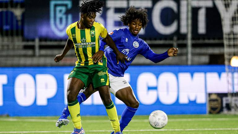 Sheddy Barglan in een duel met een speler van ADO Den Haag. (Foto: Broer van den Boom/Orange Pictures)