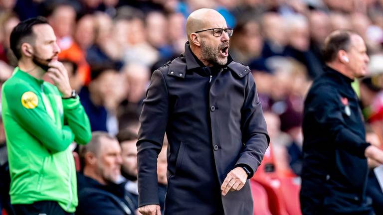 Peter Bosz druk coachend langs de lijn (foto: Marcel van Dorst).