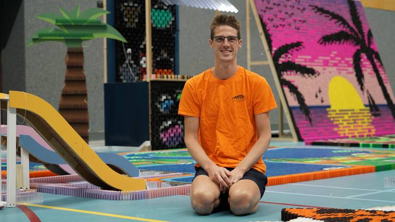 Wim van Otterdijk tussen de dominosteentjes die moeten zorgen voor een record (foto: Dutch Domino Team).