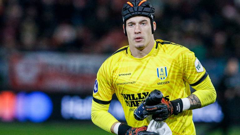 RKC-keeper Etienne Vaessen keept na de botsing met een helm (foto: ANP).