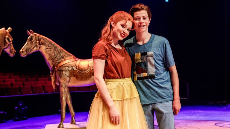 Geneviève en Thibault op het podium van CARO (foto: ©Efteling). 