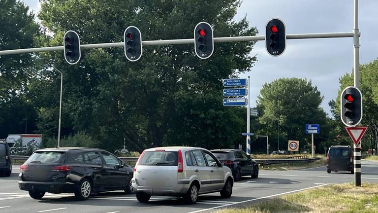 Auto stil voor rood licht (Foto: Perry Roovers / Persbureau Heitink)