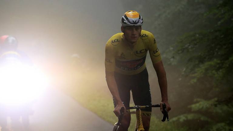 Mathieu van der Poel moest tijdens de etappe naar Le Grand Bornand zijn gele leiderstrui afstaan (foto: ANP 2021/EPA/Christophe Petit-Tesson).