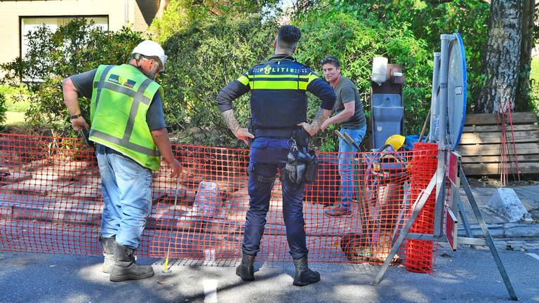 Vanwege de vondst van het mogelijke explosief in Bergeijk werd een deel van de weg afgezet (foto: Rico Vogels/SQ Vision).