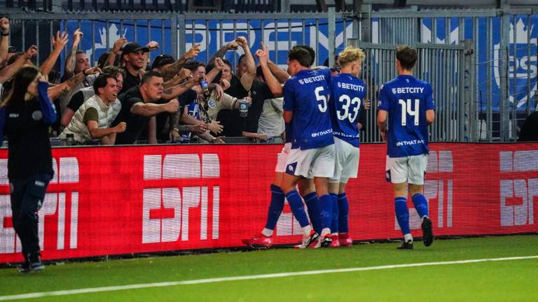 Spelers van FC Den Bosch vieren een doelpunt met supporters (foto: Gabriel Calvino Alonso/Orange Pictures).