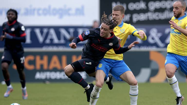 Een duel tussen Xavi Simons en Dario van den Buijs (Foto: ANP)