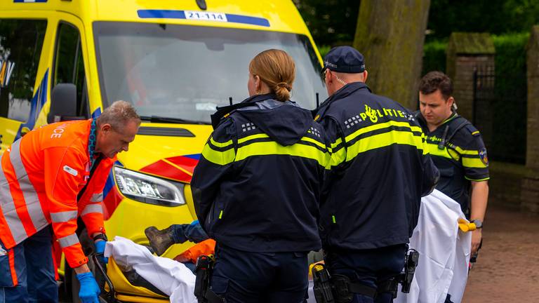 De aangereden fietsster is naar een ziekenhuis gebracht (foto: Gabor Heeres/SQ Vision).