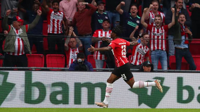 Blijdschap bij Noni Madueke én de PSV-fans (foto: OrangePictures).