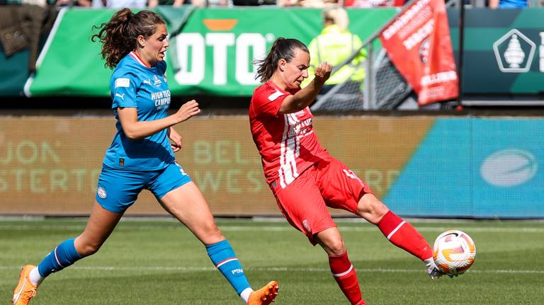 Melanie Bross (PSV, links) en Renate Jansen tijdens de bekerfinale in Den Haag (foto: Orange Pictures). 