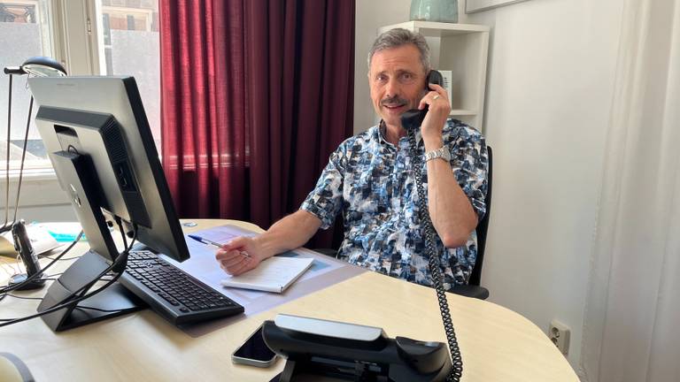 Armin (68) is vrijwilliger bij de Luisterlijn (foto: Megan Hanegraaf).