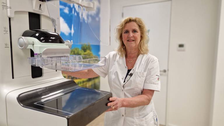 Carin van Peer werkt al 27 jaar bij het bevolkingsonderzoek naar borstkanker (foto: Noël van Hooft)