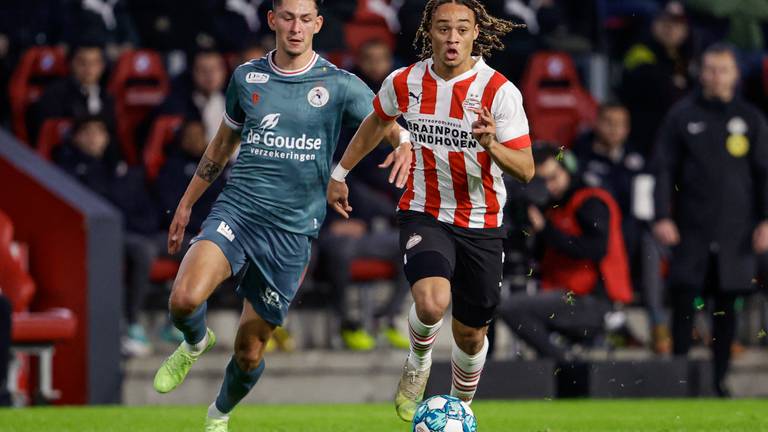 Xavi Simons (PSV) wordt achtervolgd door Spartaa  Jeremy van Mullem (Foto: Orange Pictures)