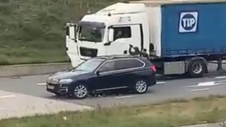 Arrestatieteam haalt chauffeur uit vrachtauto 