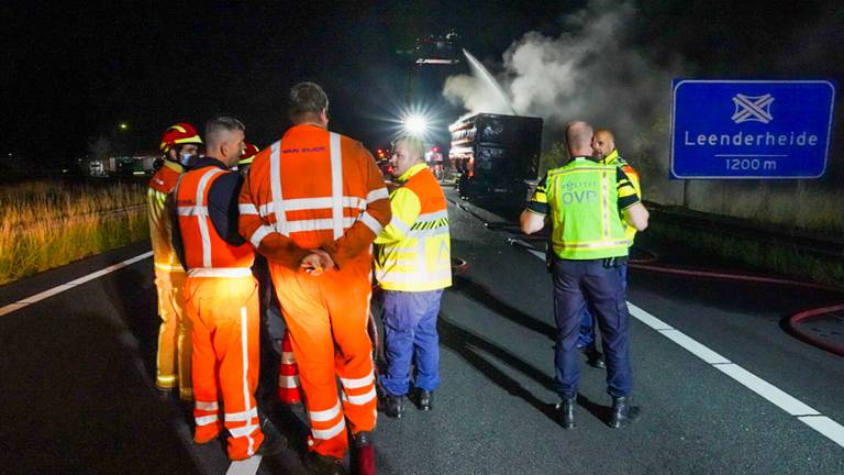 Vanwege de brand op de A67 werden verschillende hulpdiensten opgeroepen (foto: Dave Hendriks/SQ Vision).