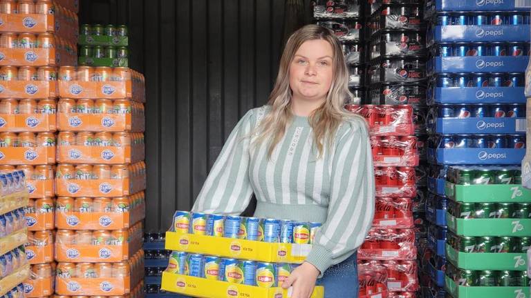 Eefje tussen de pallets blikjes (Foto: Eefje Schuermans).