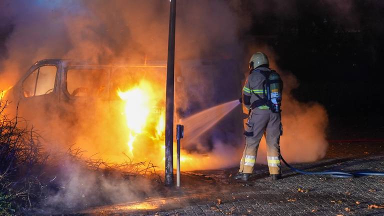 De brandweer kon voorkomen dat het vuur zou overslaan naar het gebouw van een zorggroep in de buurt (foto: Gabor Heeres/SQ Vision).