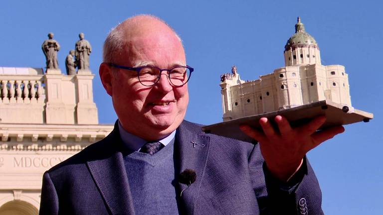 Pastoor Maickel Prasing met zijn mini-basiliekje (foto: Erik Peeters).