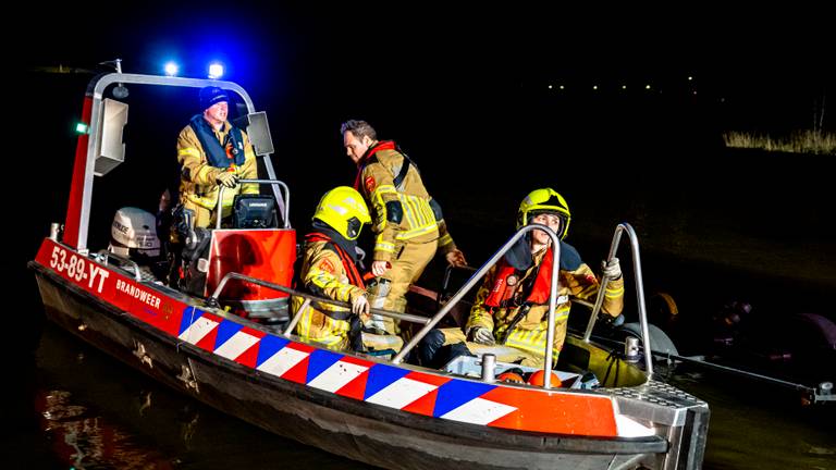 Onder meer met een boot werd naar de man gezocht in het water aan de Zomerdijk in Waalwijk (foto: Marcel van Dorst/SQ Vision).