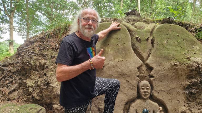 Kunstenaar Hein (73) maakt parels van kunstwerken midden in het bos (foto: Tom Berkers).