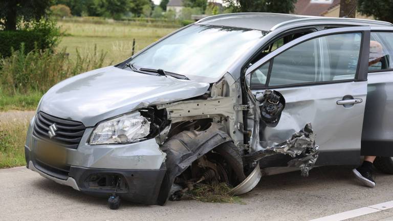 Auto komt op verkeerde weghelft en rijdt hele zijkant tegenligger eruit