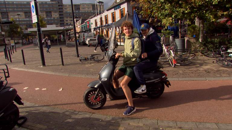 De gemeente Tilburg geeft 300 euro subsidie als je je oude brommer laat slopen (foto: Omroep Brabant).
