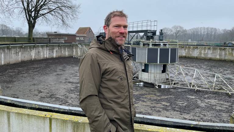 Ondernemer Luc Zwerts bij de plek die een natuurspeeltuin voor kinderen moet worden (foto: Tom van den Oetelaar).