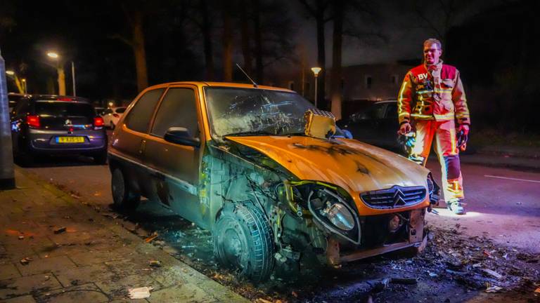 Uitgebrande auto in Eindhoven (foto: Dave Hendriks/SQ Vision).