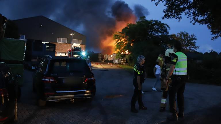 Vanwege de brand werden verschillende hulpdiensten opgeroepen (foto: SK-Media).