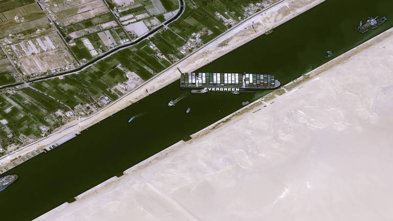 Het vastgelopen schip in het Suezkanaal (foto: AFP).