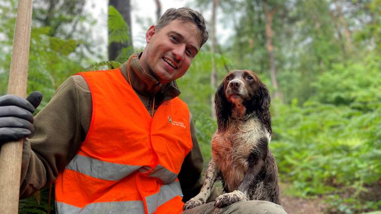 Jorrit Daniëls en Tessa de beverspeurhond (foto: Jos Verkuijlen). 