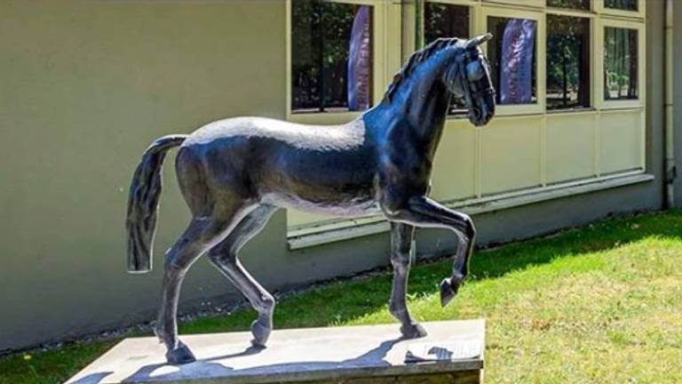 Het gestolen bronzen paard (foto: wijkagent Luc Dirckx/Instagram).