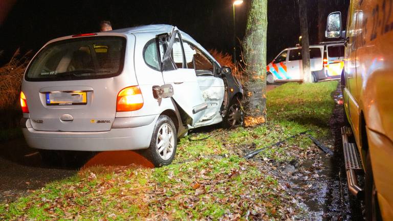 Auto tegen boom in Beek en Donk: vier jongeren gewond