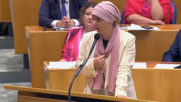 Esmah Lahlah tijdens haar felle en emotionele betoog in de Tweede Kamer (beeld: NOS)