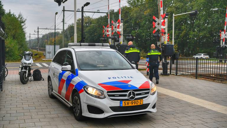 De politie bij de spoorwegovergang in Maarheeze (foto: Rico Vogels/SQ Vision)