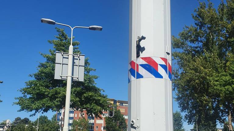 De gemeente Roosendaal plaatst flitspalen om de weg veiliger te maken