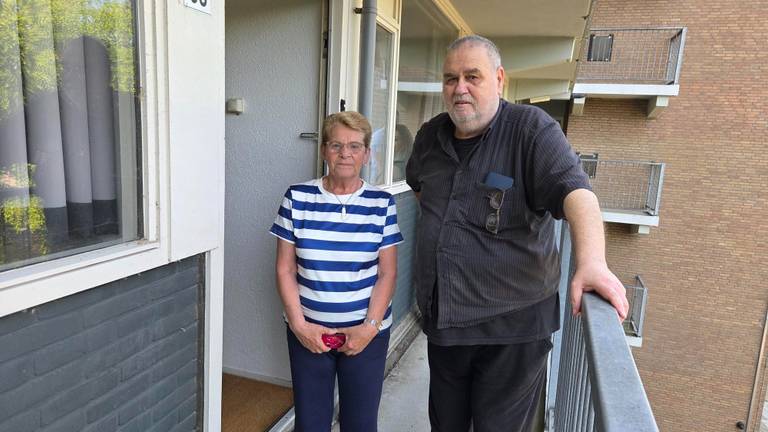 Jan en zijn buurvrouw zijn aan huis gekluisterd door de kapotte lift (foto: Noël van Hooft).