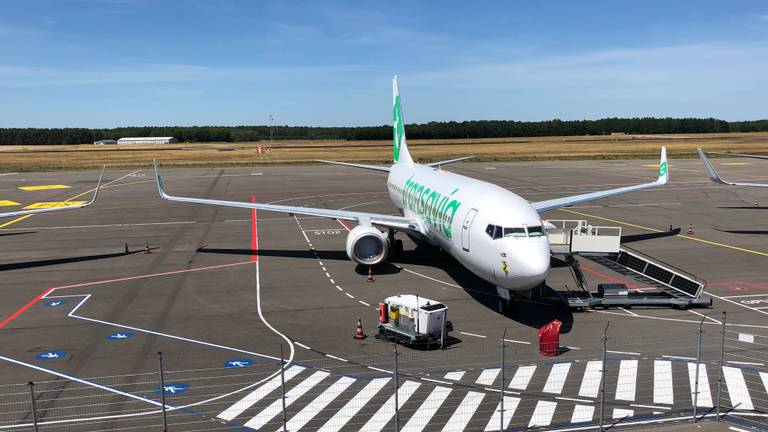 Transavia-toestel staat klaar bij Eindhoven Airport (foto: Hans Janssen).