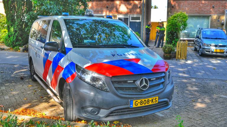 De politie bij het huis in Reusel (foto: Rico Vogels/SQ Vision).