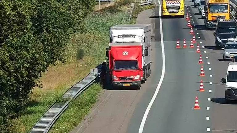 De gestrande vrachtwagen (foto: Rijkswaterstaat).