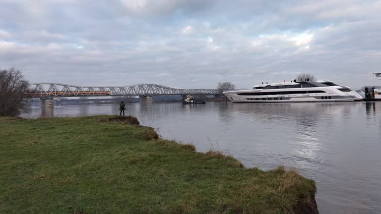 De tweede poging om onder de brug bij Hedel door te varen, slaagde maandagochtend wel (foto: Miep Voets).
