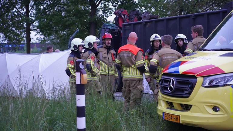 Chauffeur overleden na botsing vrachtwagens in Gilze 