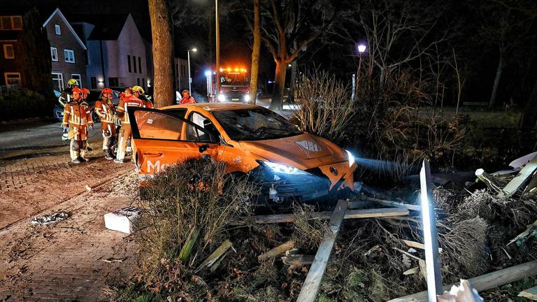 Automobilist veroorzaakt ravage in dorp, weg bezaaid met brokstukken