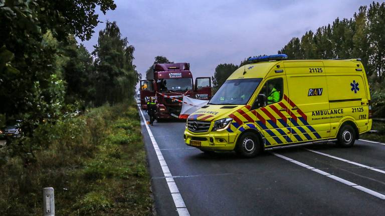 Het ongeluk op de N279 bij Veghel gebeurde rond kwart voor acht zaterdagochtend (foto: Harrie Grijseels/SQ Vision).