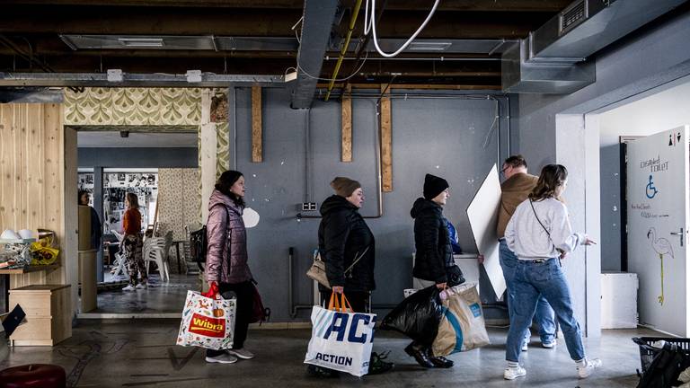 Gezinnen arriveren bij een opvanglocatie voor vluchtelingen in Eindhoven (foto: ANP 2022/Rob Engelaar).