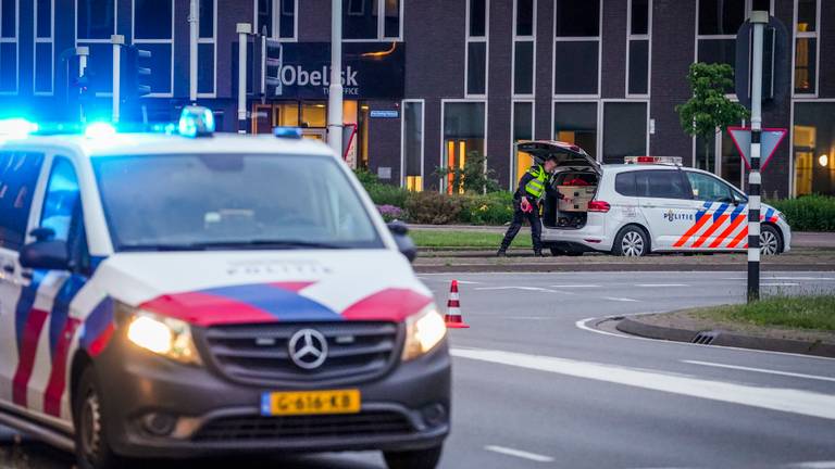 De politie doet onderzoek na de aanrijding op het kruispunt in Eindhoven (foto: SQ Vison).