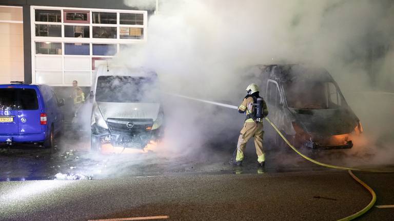 Twee bestelbussen en een auto gingen bij de brand in Roosendaal verloren (foto: Christian Traets/SQ Vision).